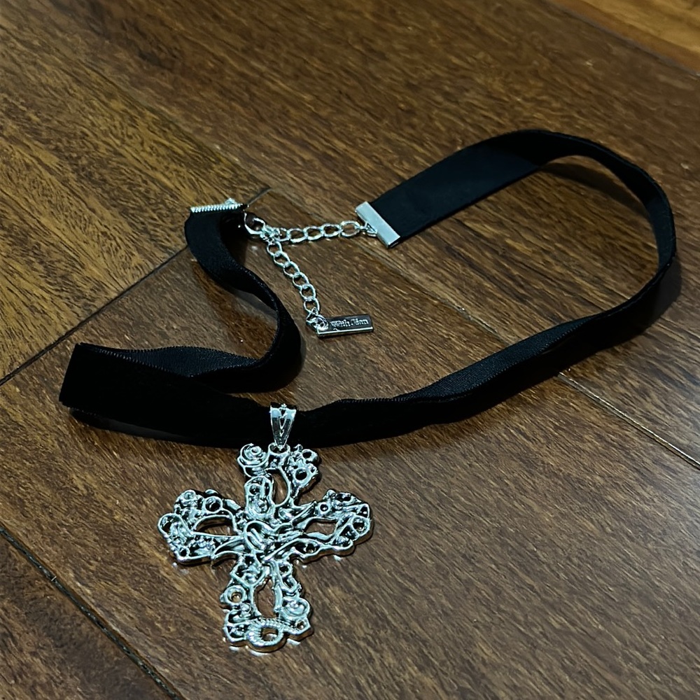 With Jean Sabrin Necklace | Black Velvet / Silver